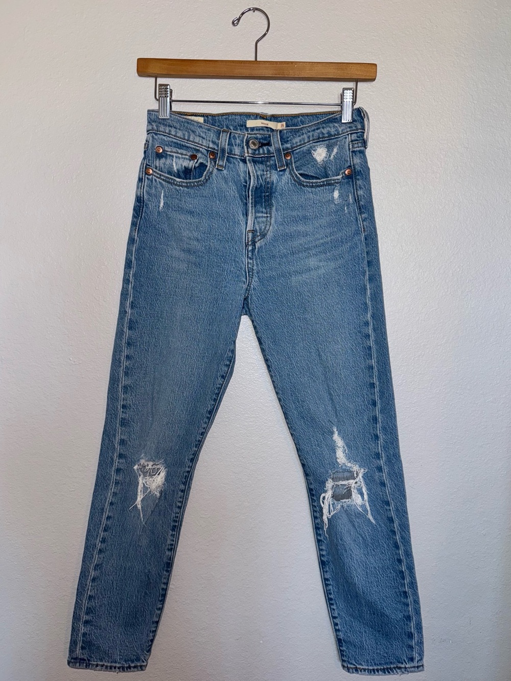 Levi's Women's Distressed Medium Blue Jeans Size 25W 🧡